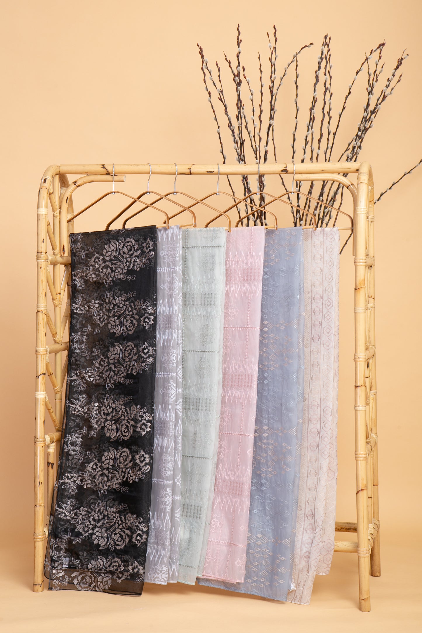 Alayna Selendang in White & Beige Geometric