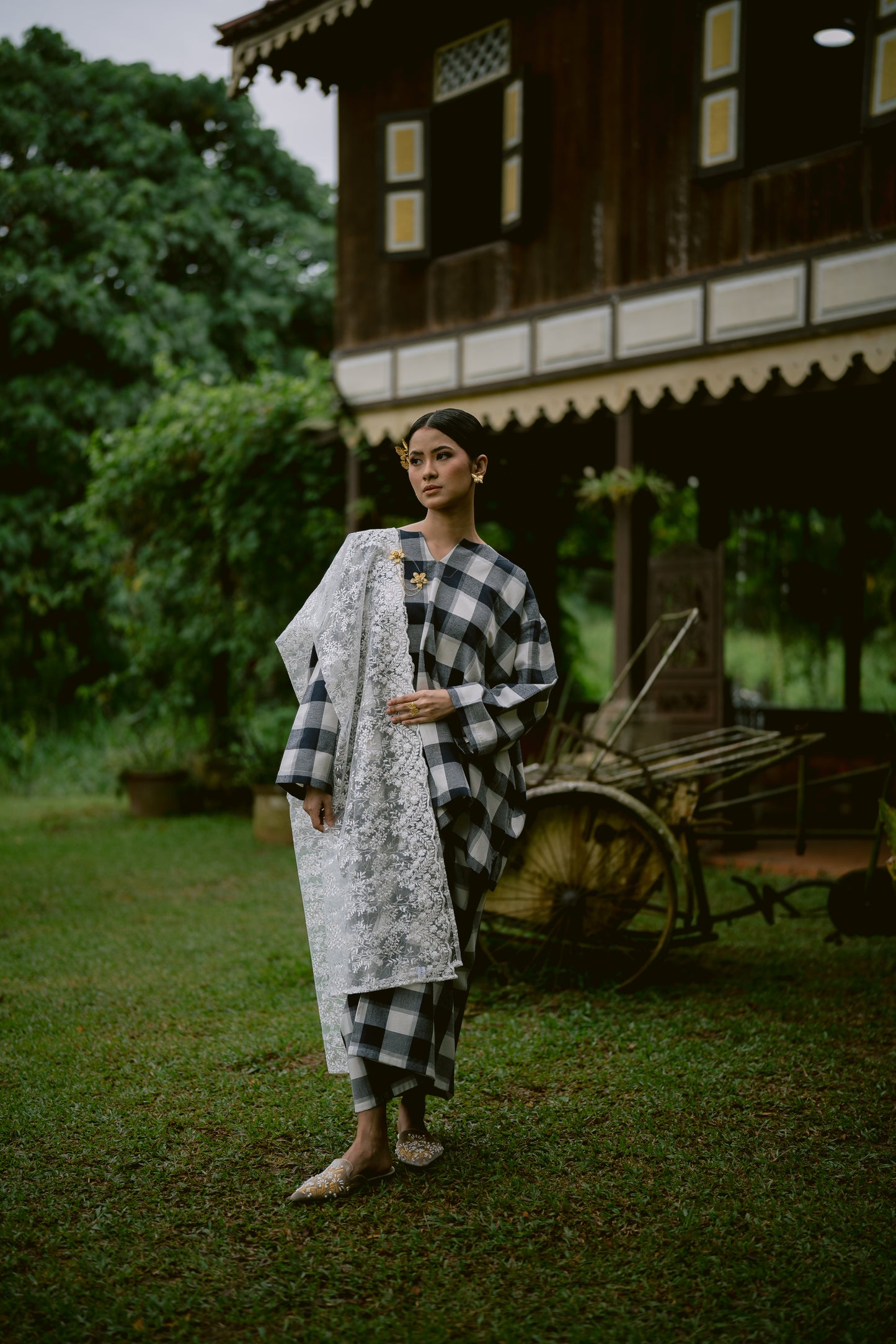 Mekar Selendang in Burgundy