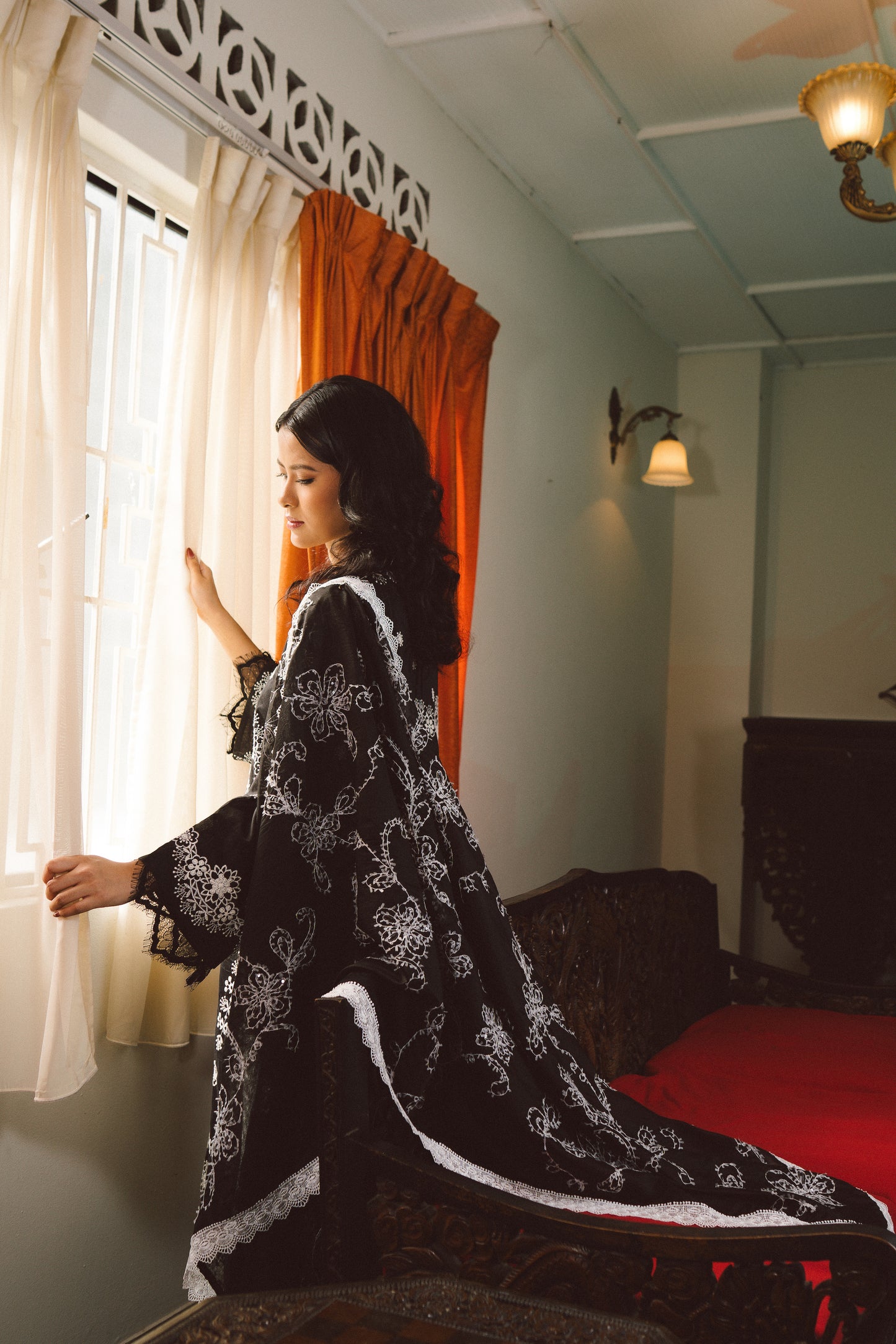 Cinta Luxe Selendang in Black with White Embroidery & Full Lace Border