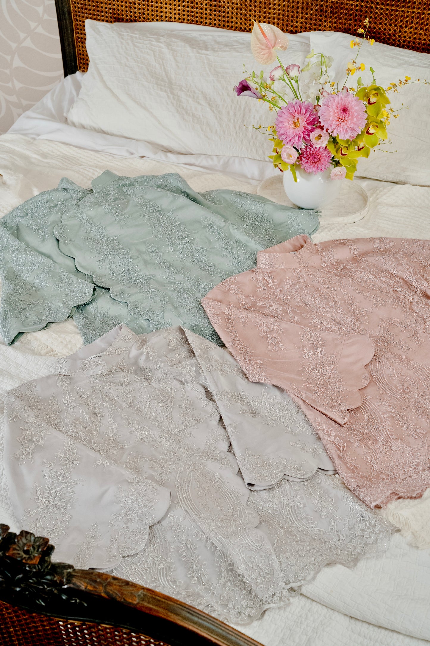 Naluri Luxe Bejewelled Janggan Scallop Buttonless Top in Dusty Pink