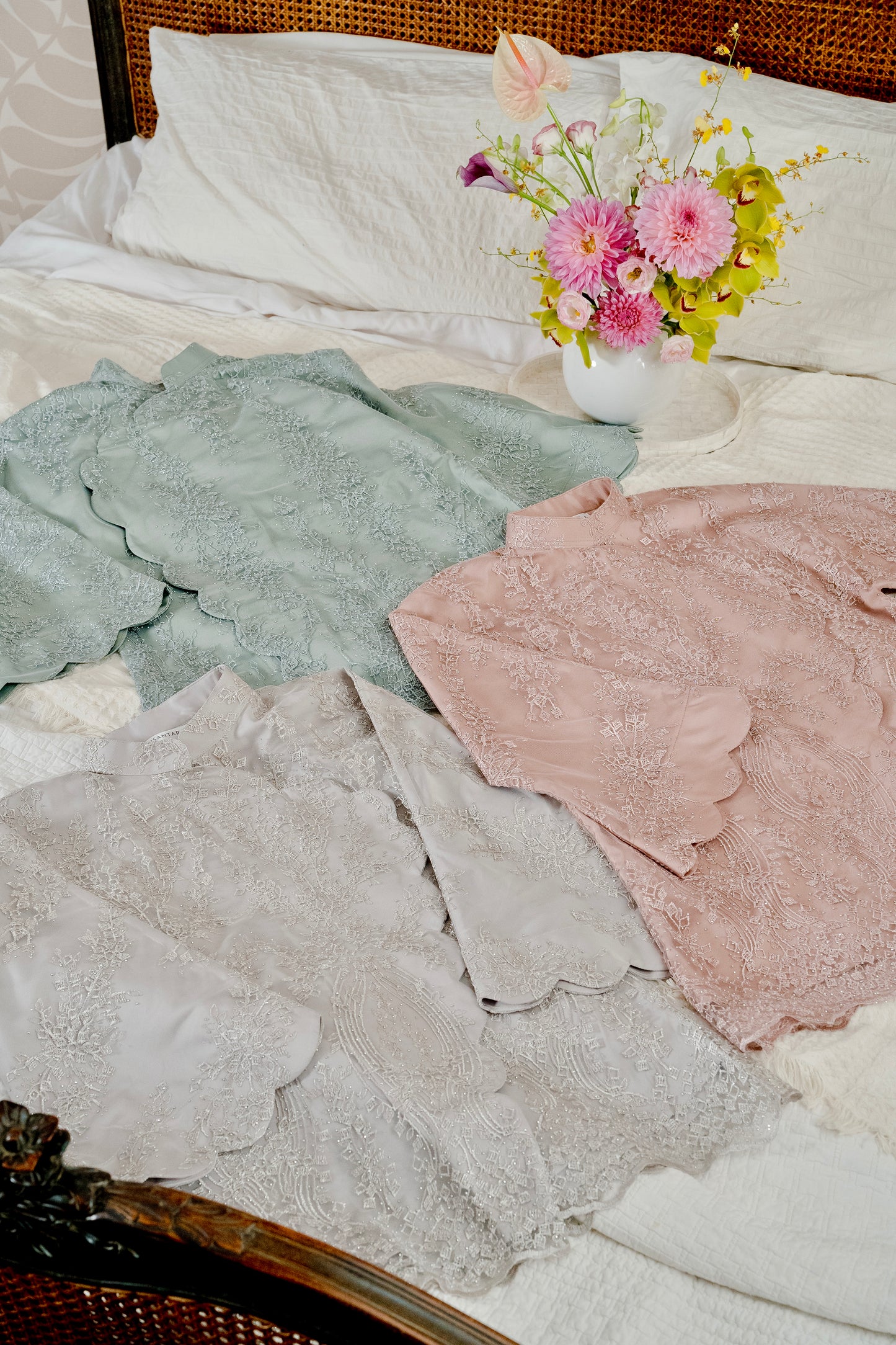 Naluri Luxe Bejewelled Janggan Scallop Buttonless Top in Dusty Pink