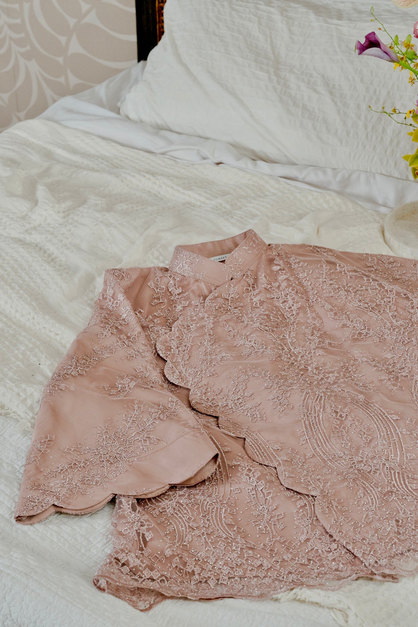 Naluri Luxe Bejewelled Janggan Scallop Buttonless Top in Dusty Pink