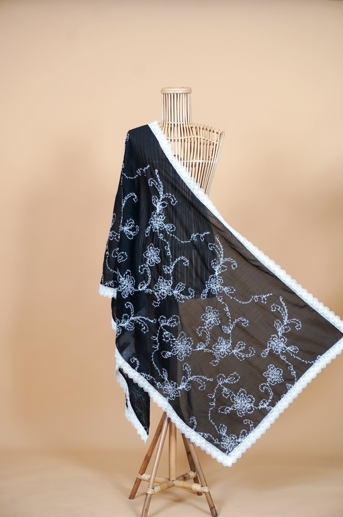 Cinta Luxe Selendang in Black with White Embroidery & Full Lace Border