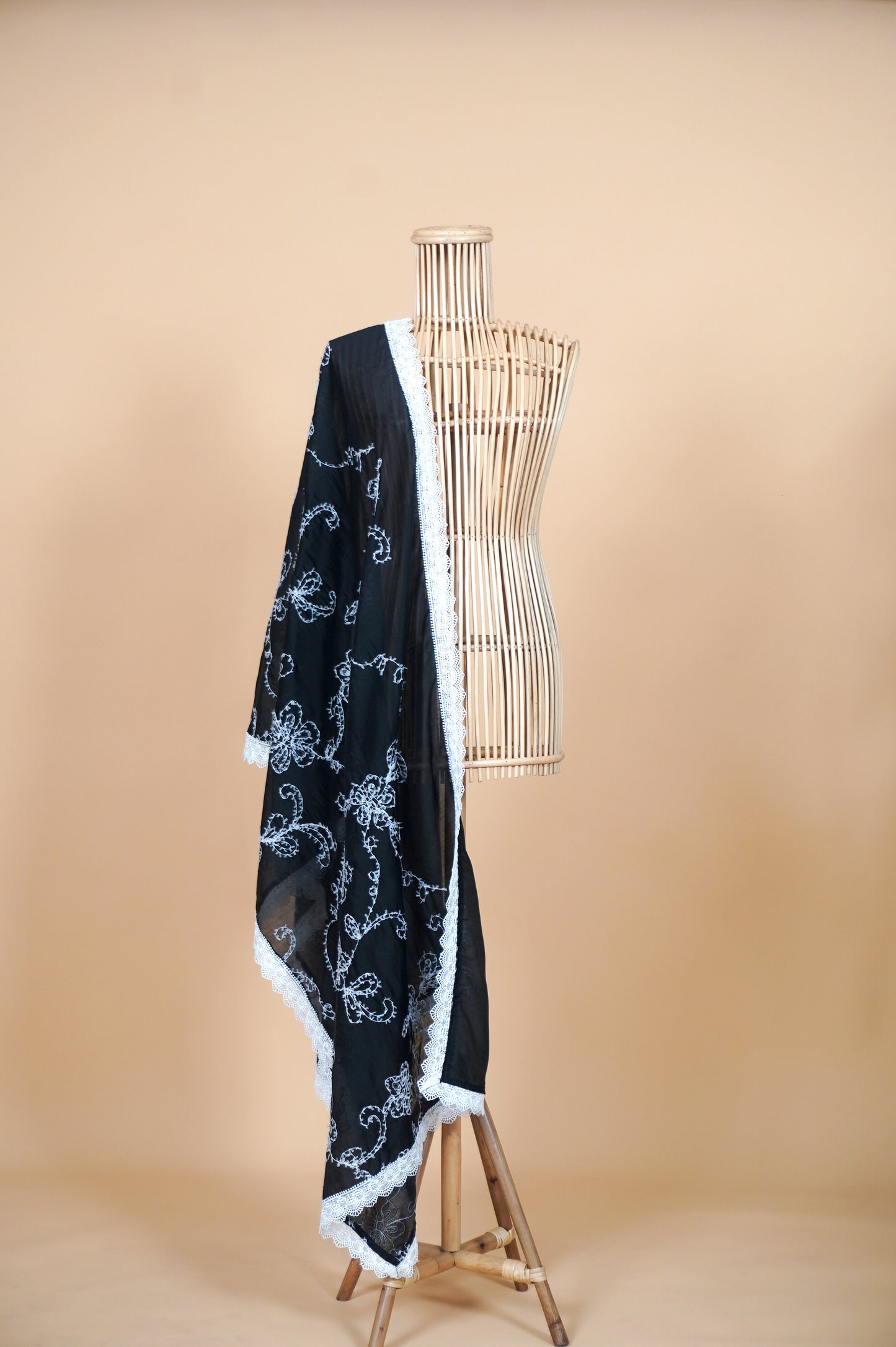 Cinta Luxe Selendang in Black with White Embroidery & Full Lace Border