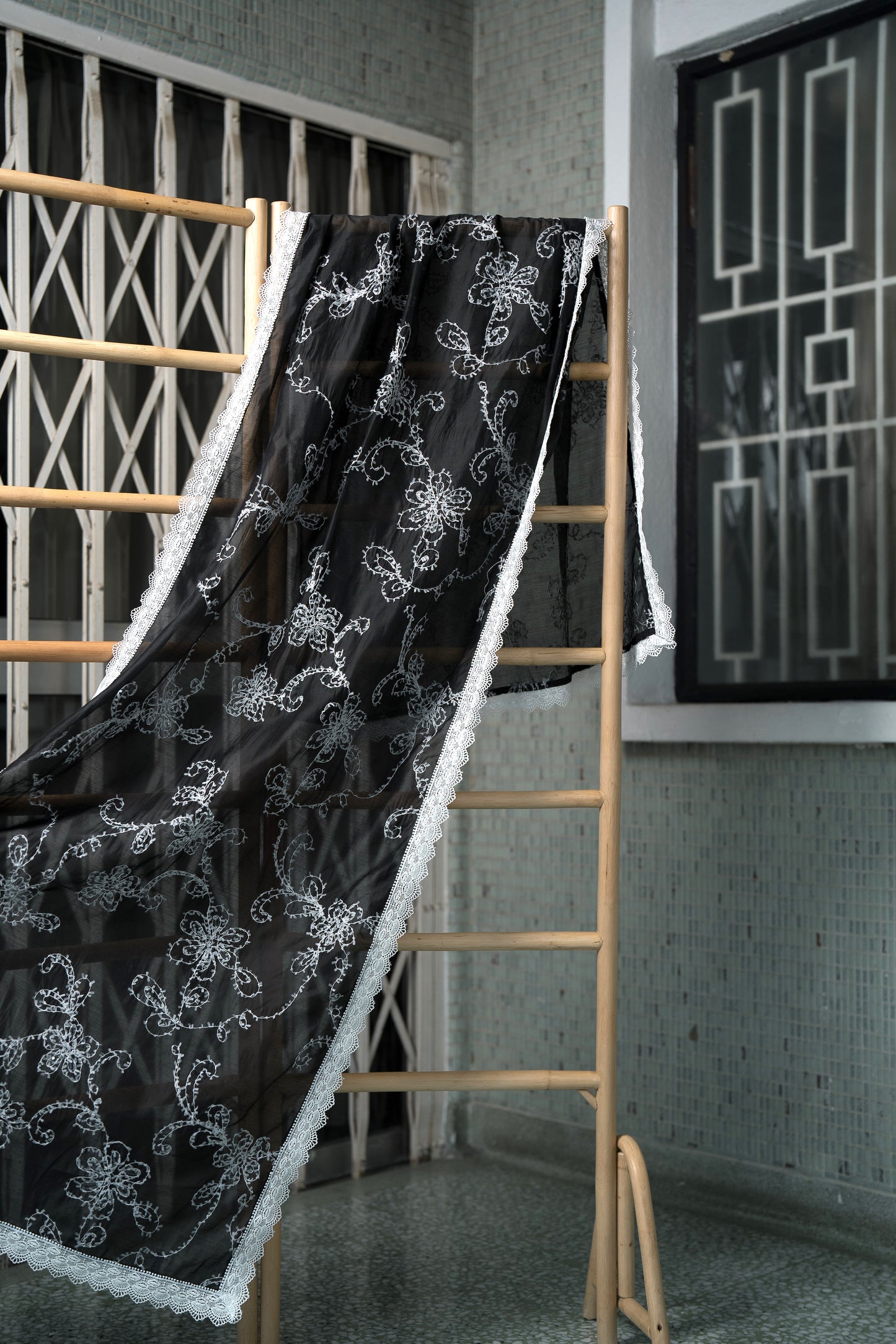 Cinta Luxe Selendang in Black with White Embroidery & Full Lace Border