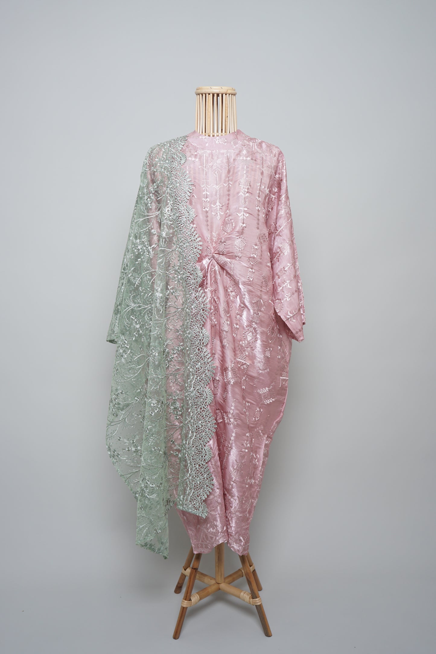 Kesuma Orked Kaftan in Pink