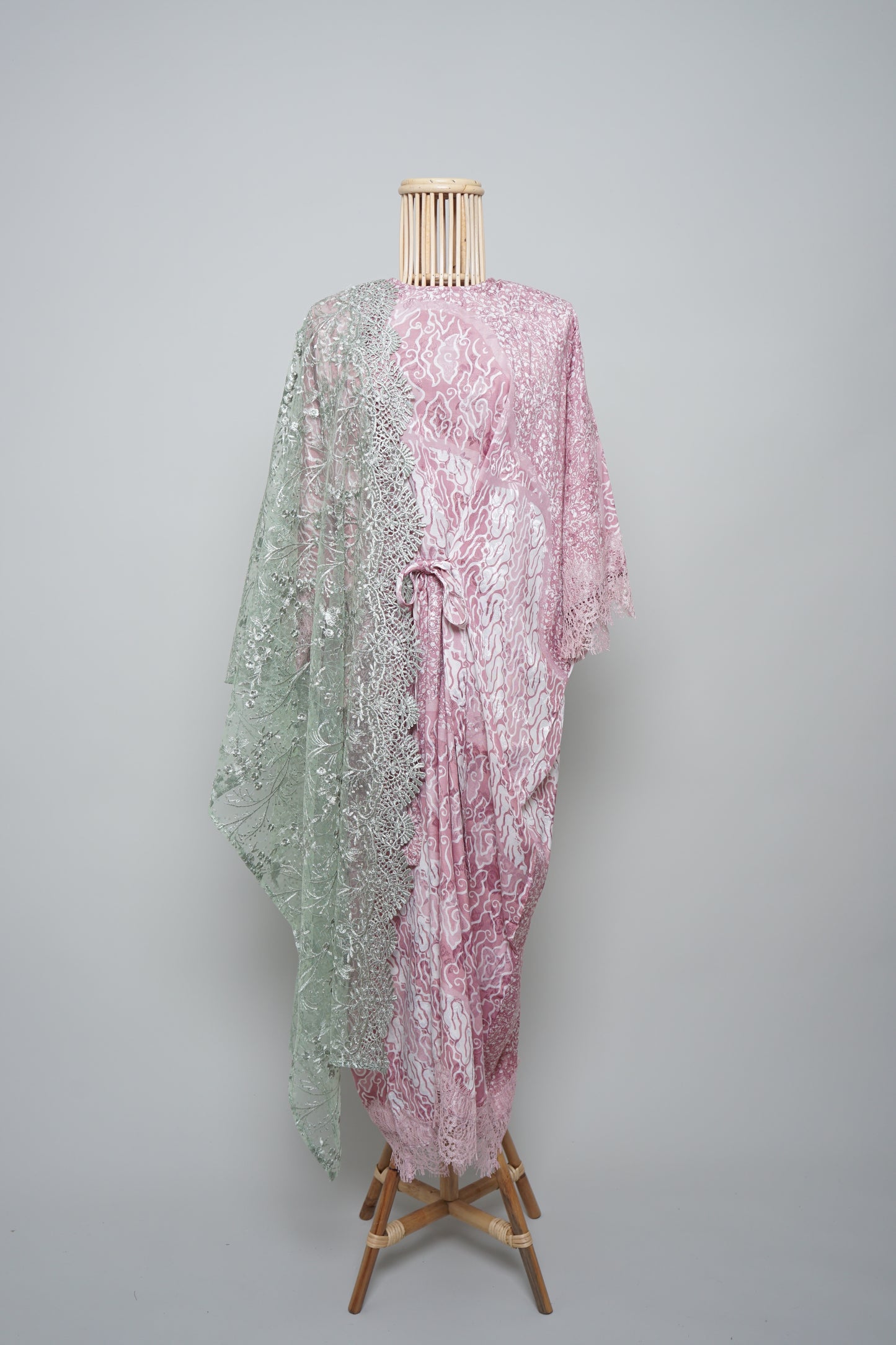 Kesuma Melur Kaftan in Pink