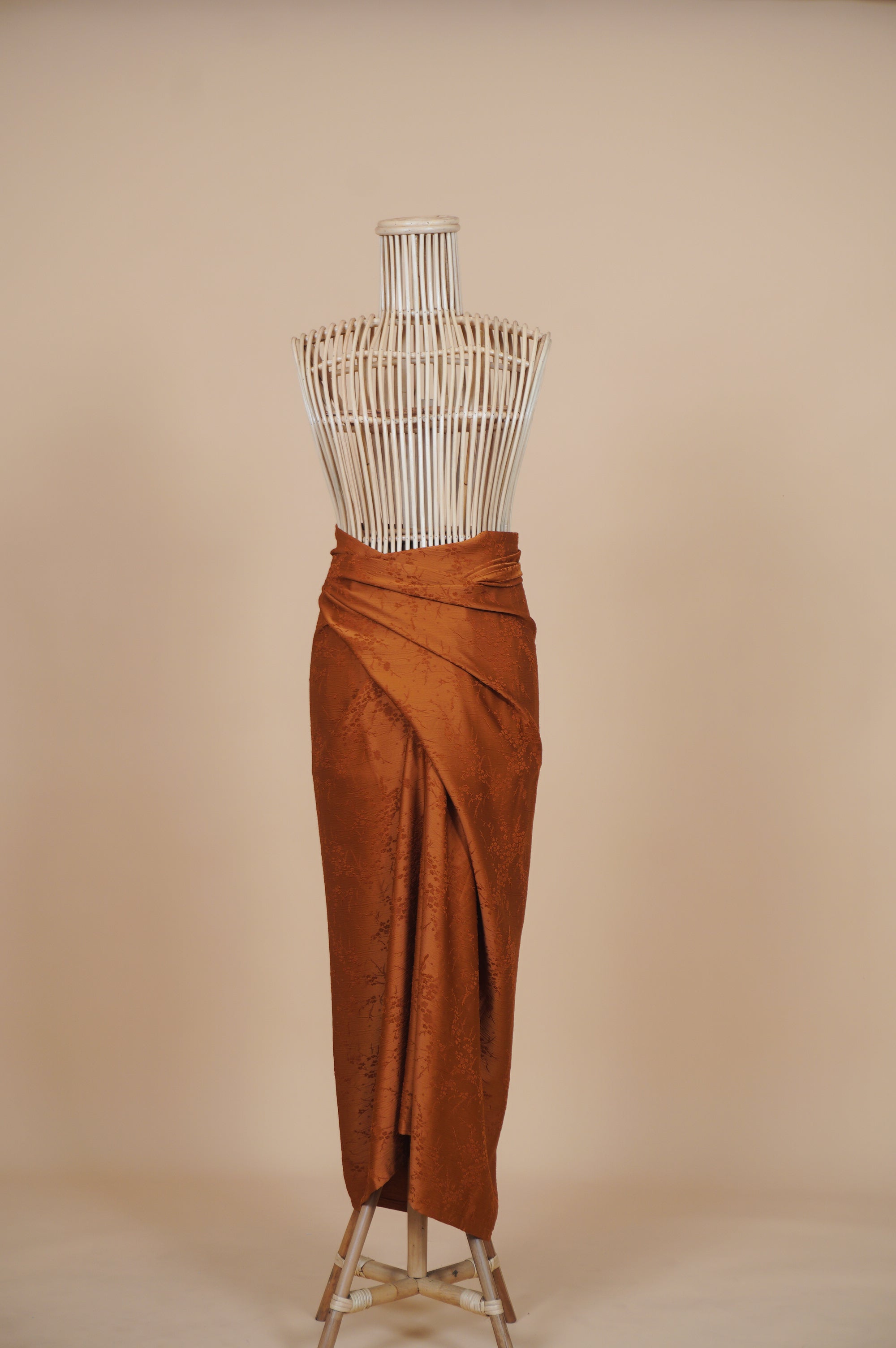 Indah Non-Slit Instant Embossed Pareo in Burnt Copper – Qusantara