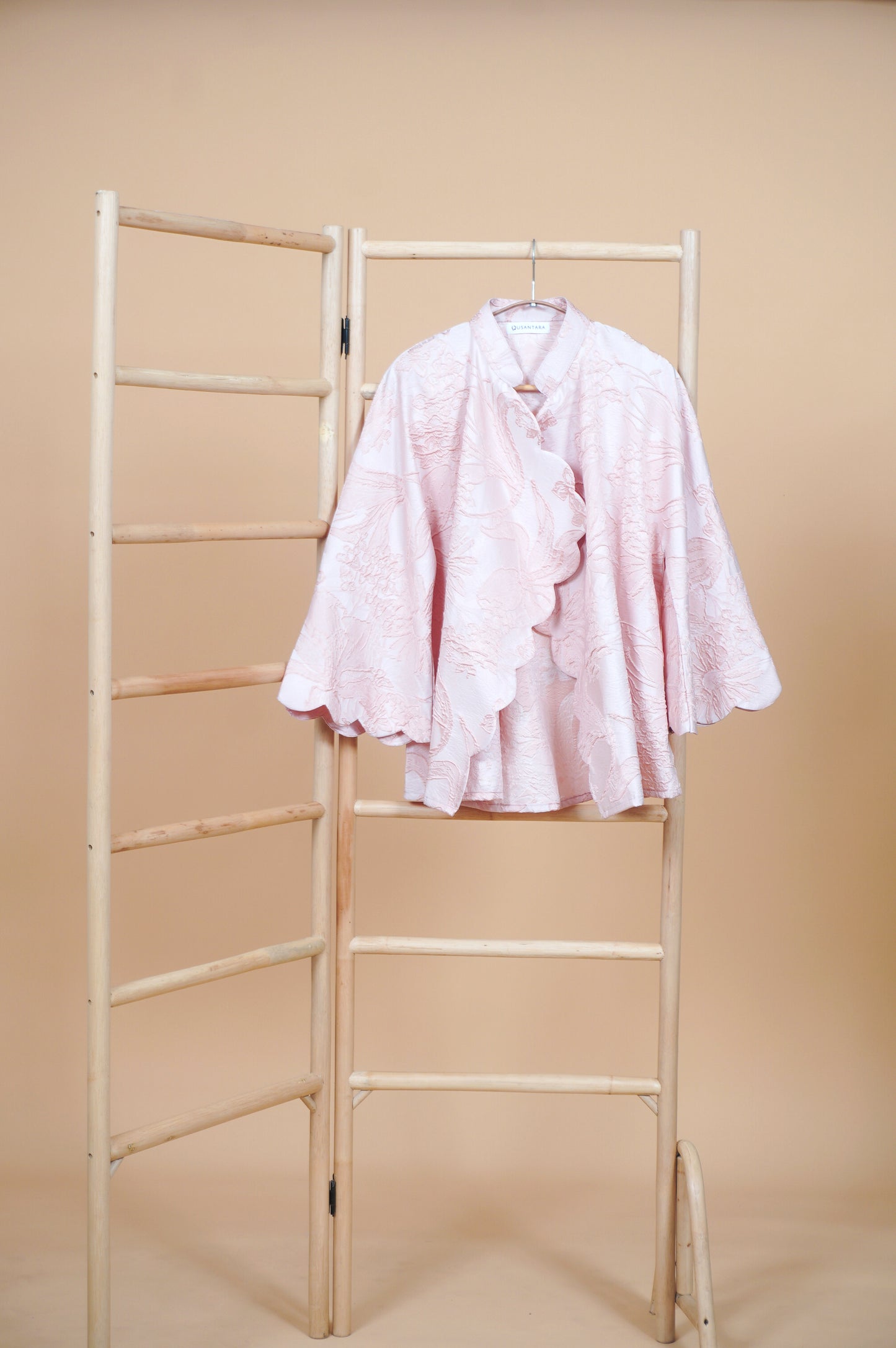 Renjana Janggan Scallop Buttonless Top in Soft Pink