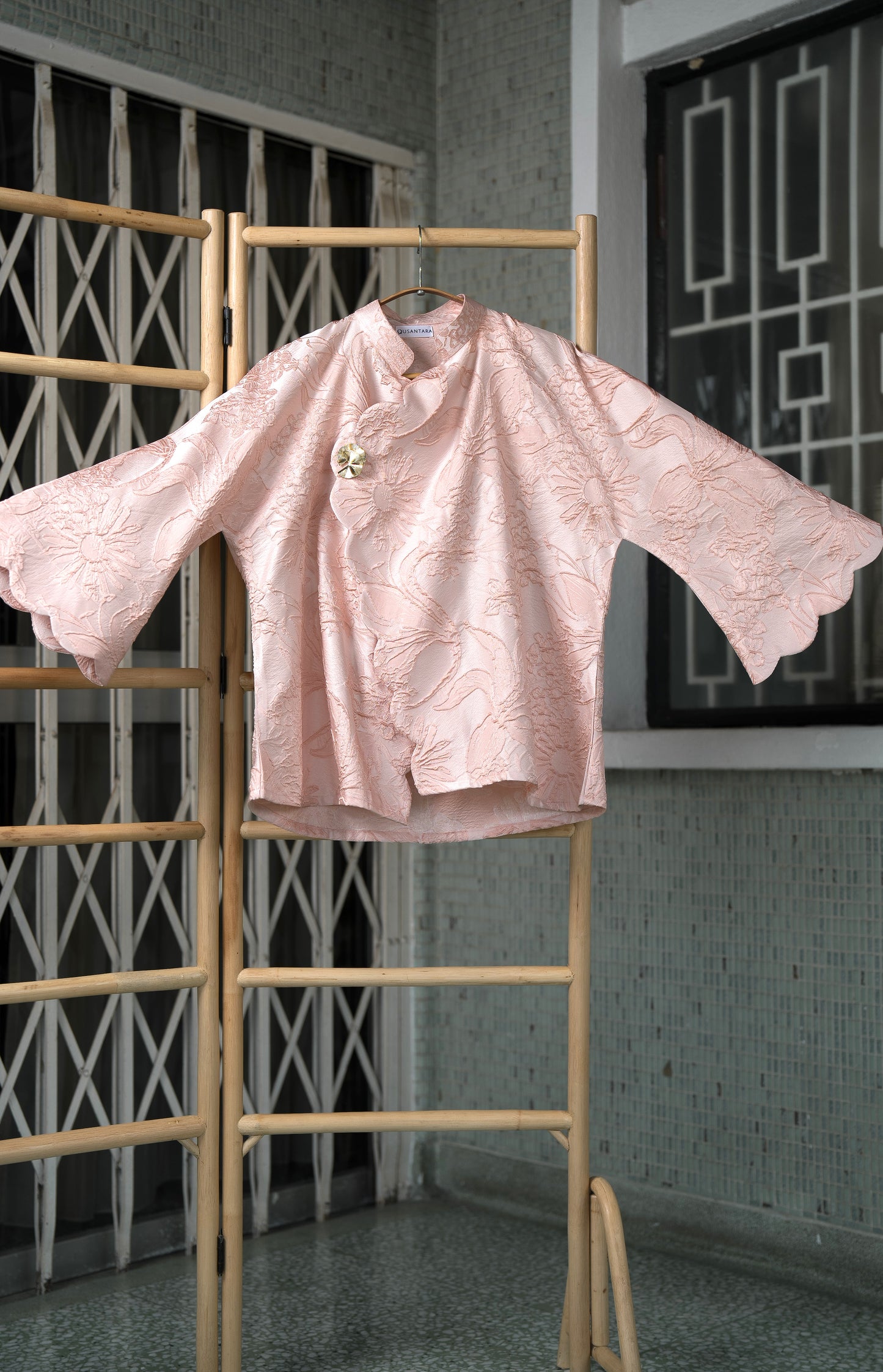 Renjana Janggan Scallop Buttonless Top in Soft Pink