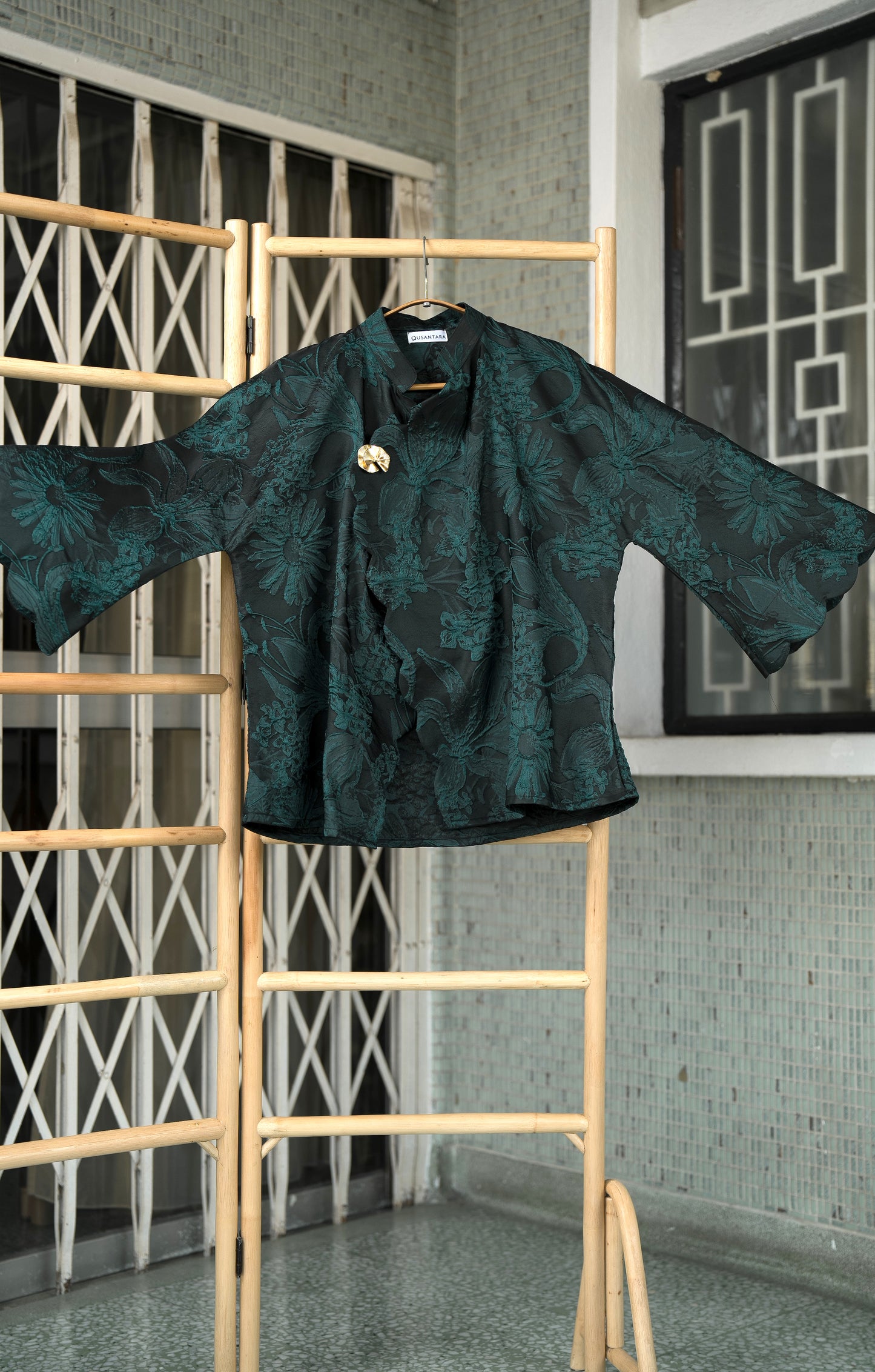 Renjana Janggan Scallop Buttonless Top in Green
