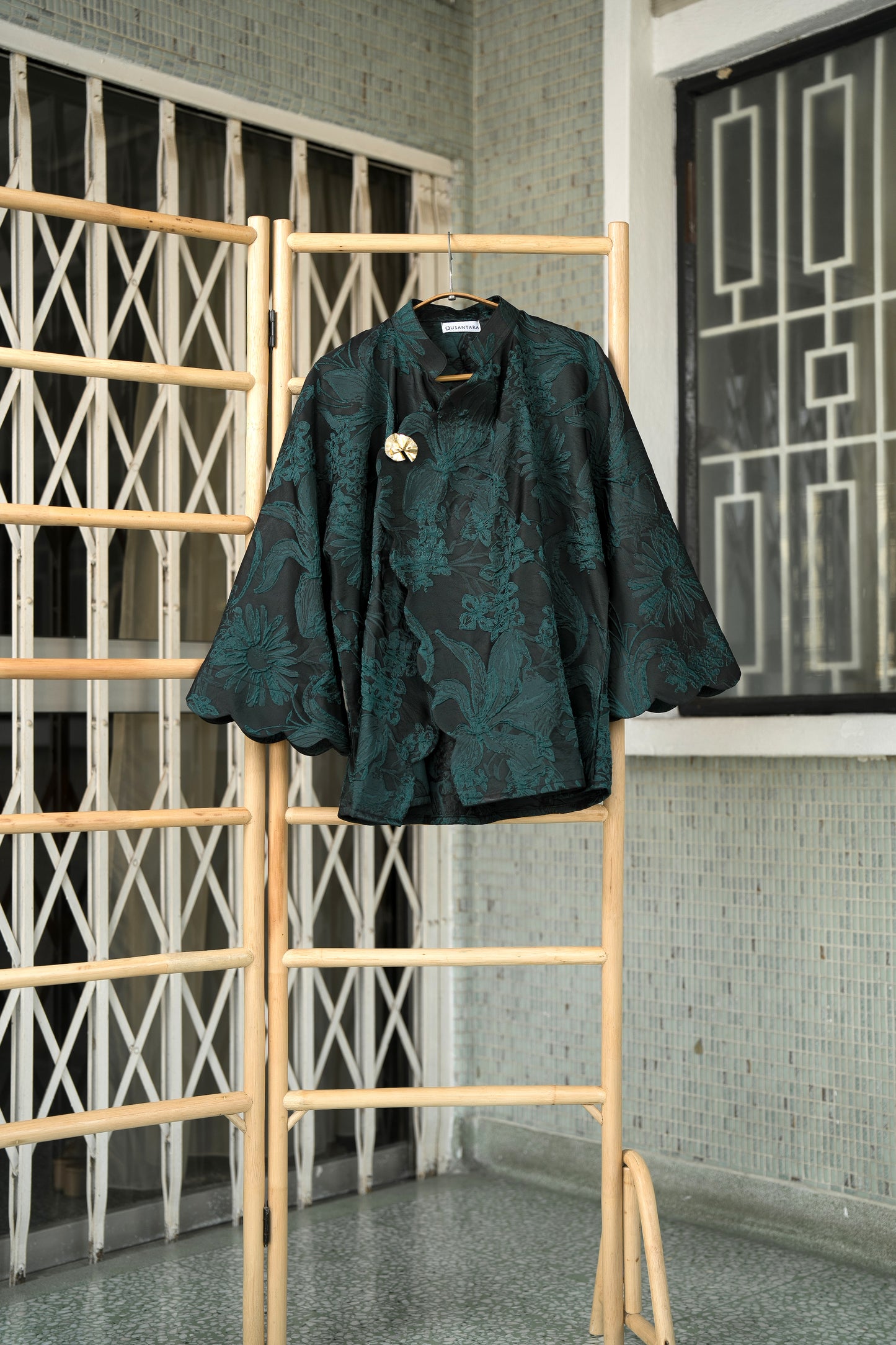 Renjana Janggan Scallop Buttonless Top in Green